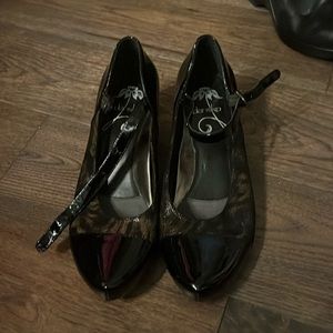 Dansco patent leather kitten heel Maryjanes size 40